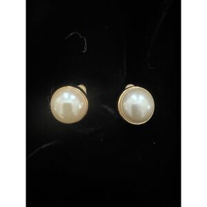 Pearl large clip on gold tone costume earrings, Vintage.
